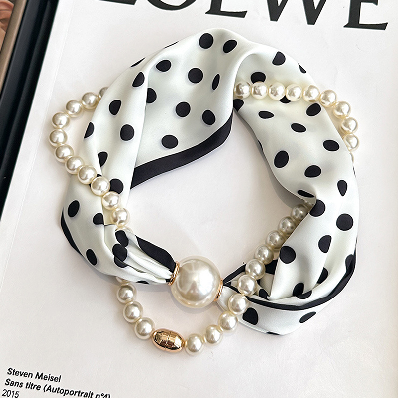 Pearl Trim Chain - Lenço de Pescoço de Cetim com