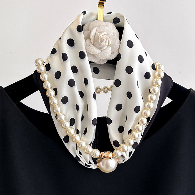 Lenço de Pescoço de Cetim com  - Pearl Trim Chain avaliação e preço